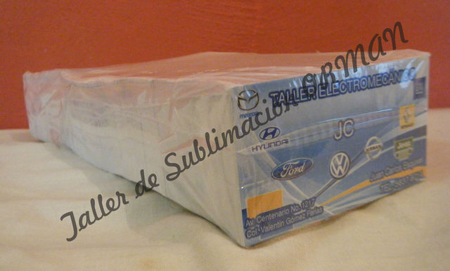 Millar de tarjetas de presentación frente a color vuelta en escala de gris.