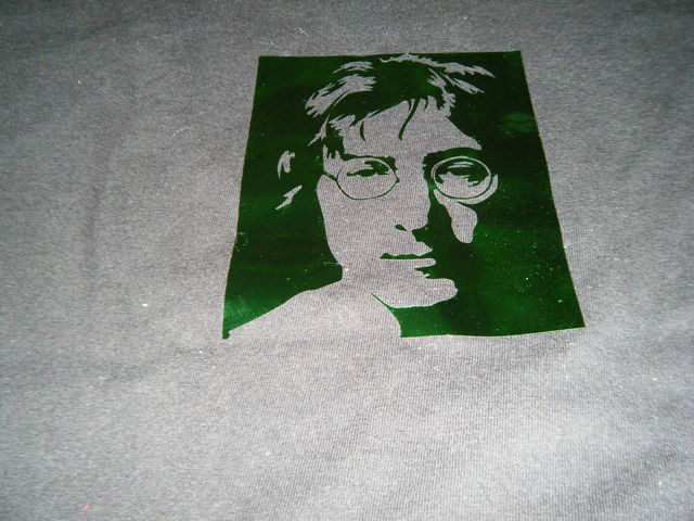 Vinyl de Lennon sobre tela 100% algodón.