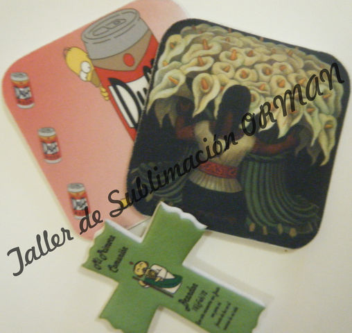 Posavasos y crucifijo recuerdo.
